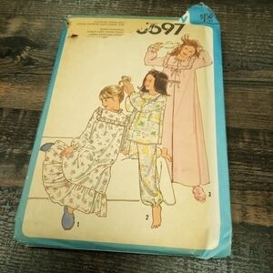 Simplicity Sewing Pattern 8697 Girl's Robe Nightgown Pajamas Size 7-14 Uncut